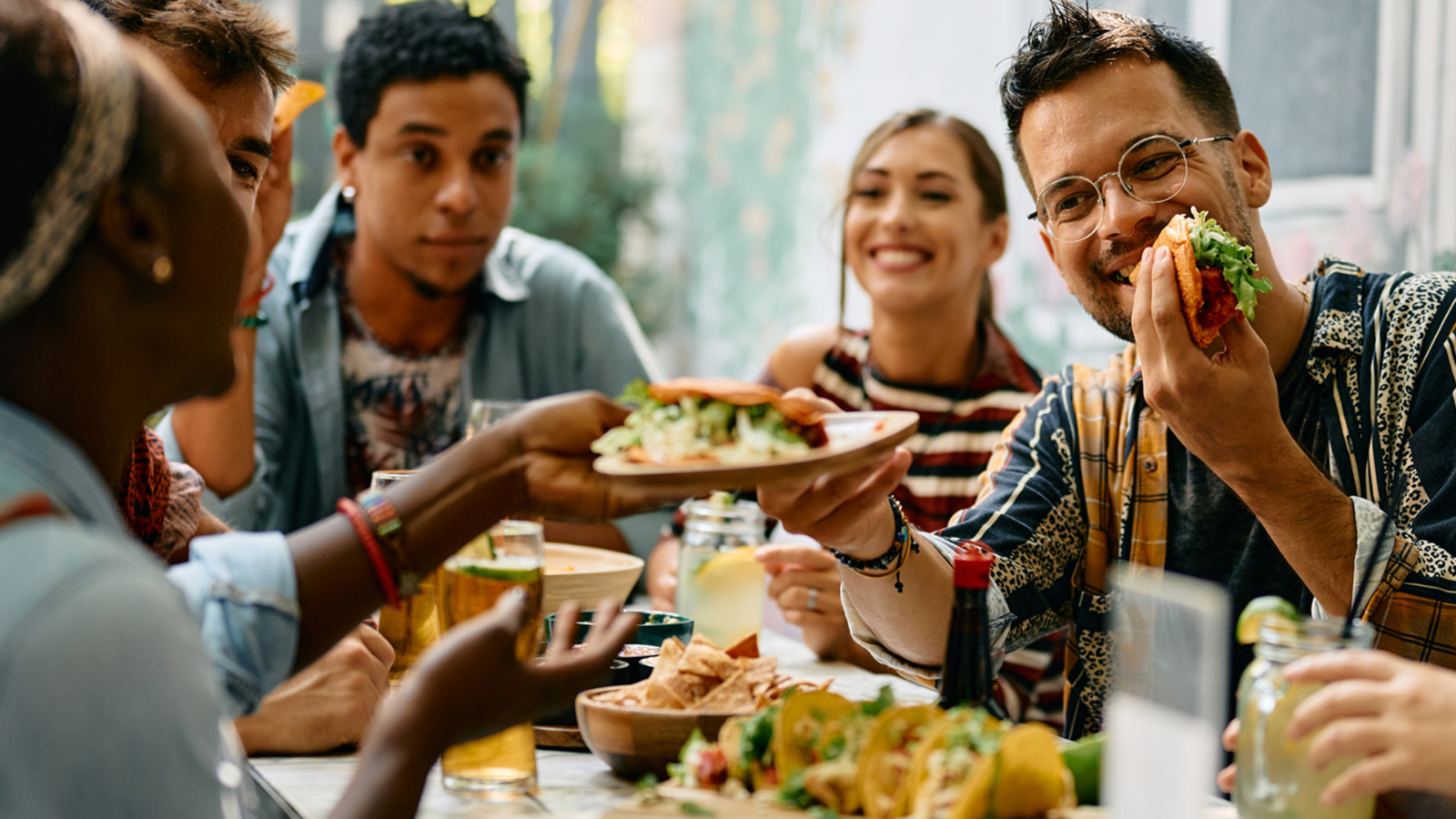 news-friends-eating-tacos
